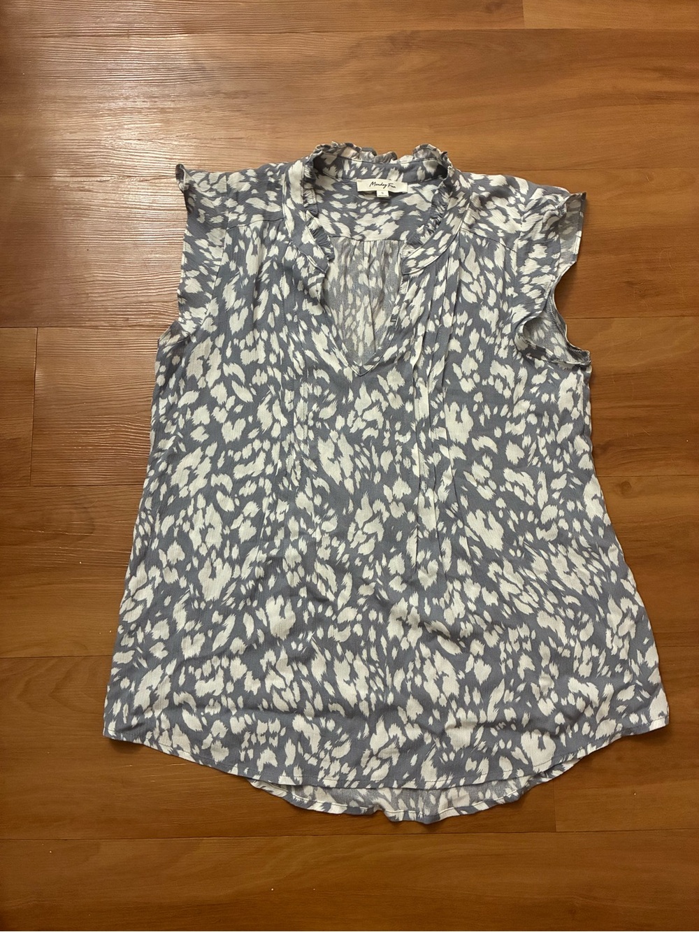 Monday Fun gray and white abstract print V-neck flutter sleeve blouse